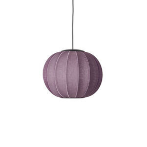 Rund pendellampe i burgunder, strikket tekstur, segmenteret design, sort ledning foroven.